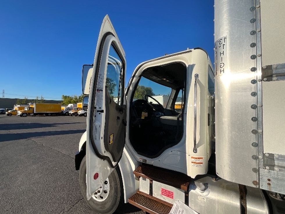 Medium Duty Box Truck-Light and Medium Duty Trucks-Freightliner-2019-M2-Ottawa-ON-388,781\n\t\tkm-$ 52,000 - Image 16