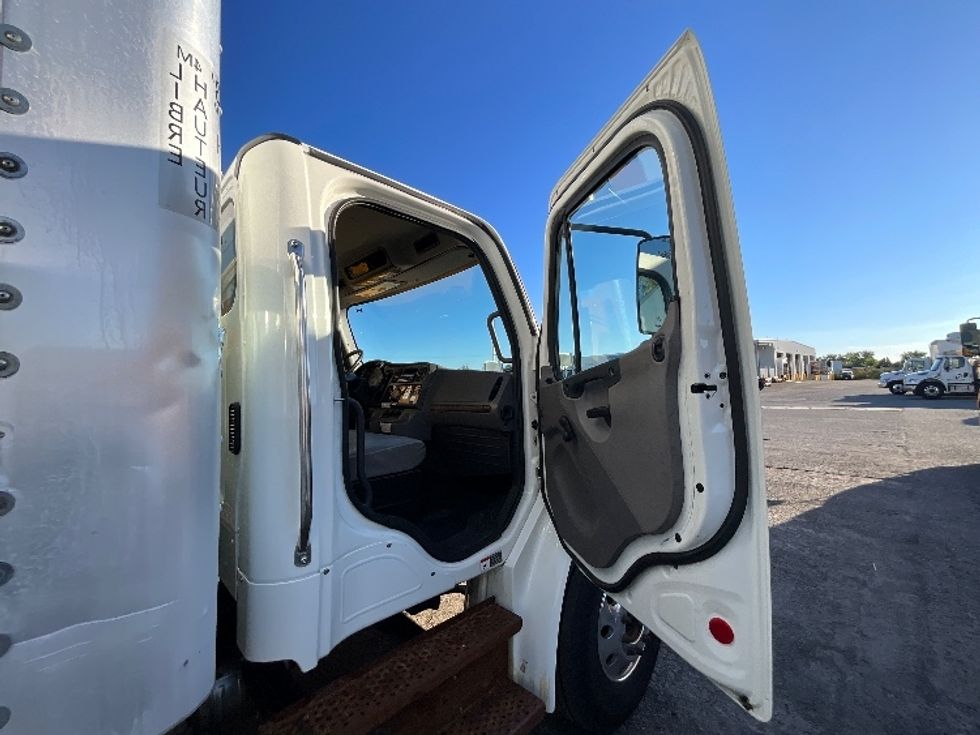 Medium Duty Box Truck-Light and Medium Duty Trucks-Freightliner-2019-M2-Ottawa-ON-388,781\n\t\tkm-$ 52,000 - Image 20