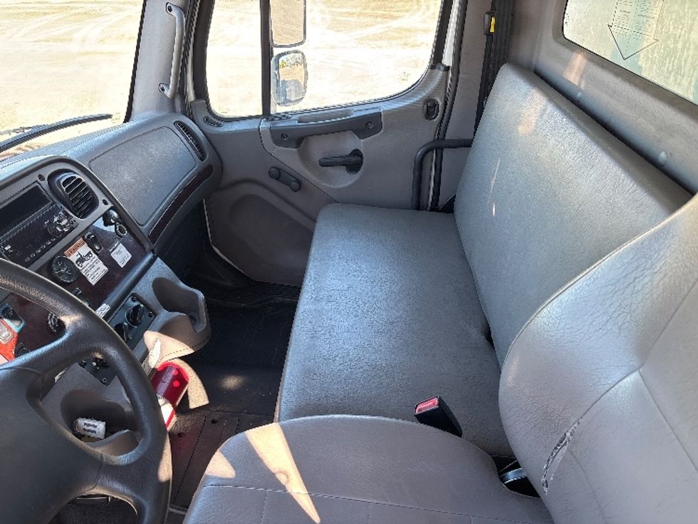 Medium Duty Box Truck-Light and Medium Duty Trucks-Freightliner-2019-M2-Ottawa-ON-482,787\n\t\tkm-$ 36,000 - Image 19