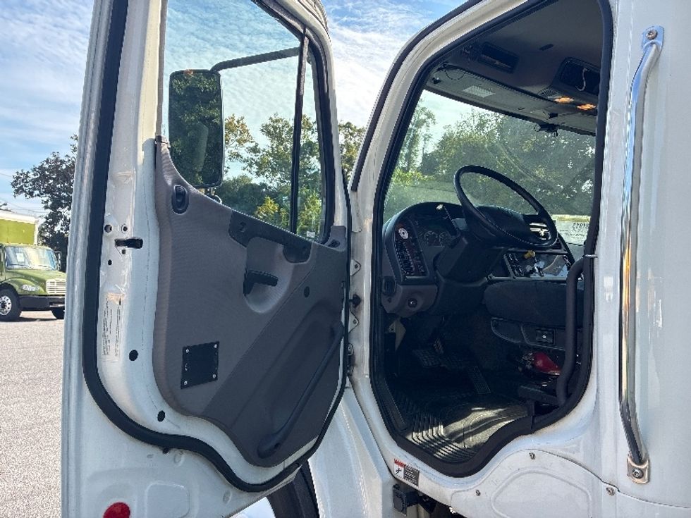 Medium Duty Box Truck-Light and Medium Duty Trucks-Freightliner-2019-M2-Pensacola-FL-192,720\n\t\tmiles-$ 49,750 - Image 16