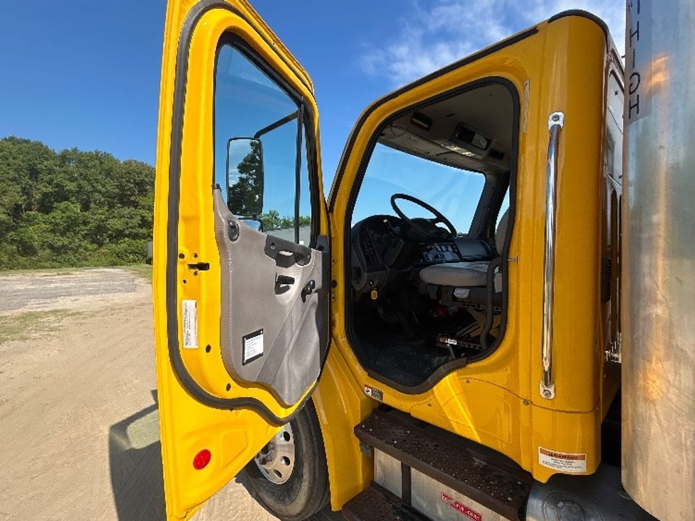 Medium Duty Box Truck-Light and Medium Duty Trucks-Freightliner-2019-M2-Pensacola-FL-198,433\n\t\tmiles-$ 49,000 - Image 16