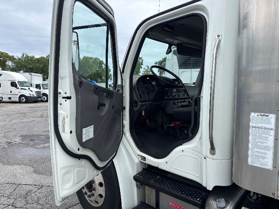 Medium Duty Box Truck-Light and Medium Duty Trucks-Freightliner-2019-M2-Pompano Beach-FL-137,678\n\t\tmiles-$ 63,250 - Image 16