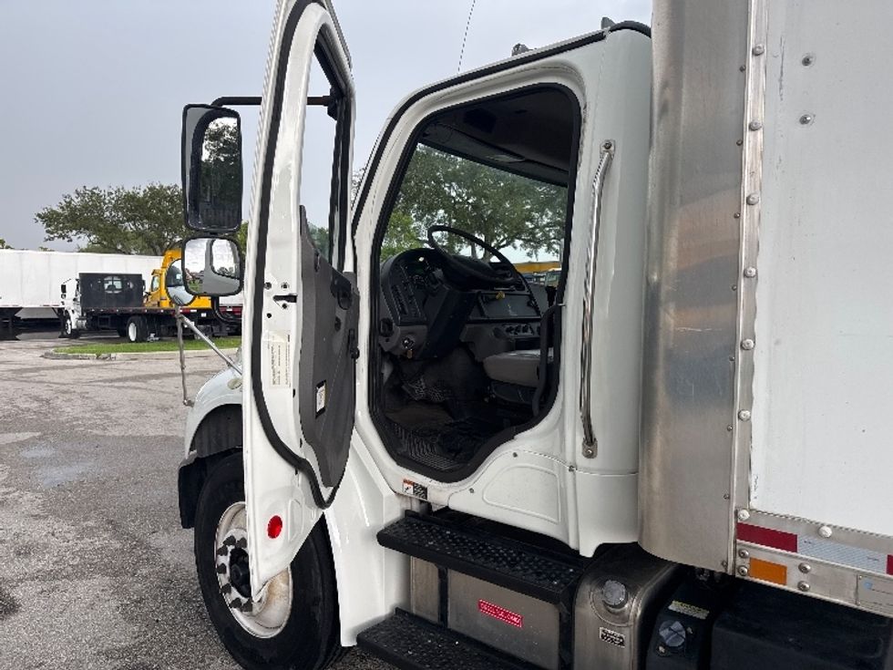 Medium Duty Box Truck-Light and Medium Duty Trucks-Freightliner-2019-M2-Pompano Beach-FL-190,214\n\t\tmiles-$ 39,750 - Image 17
