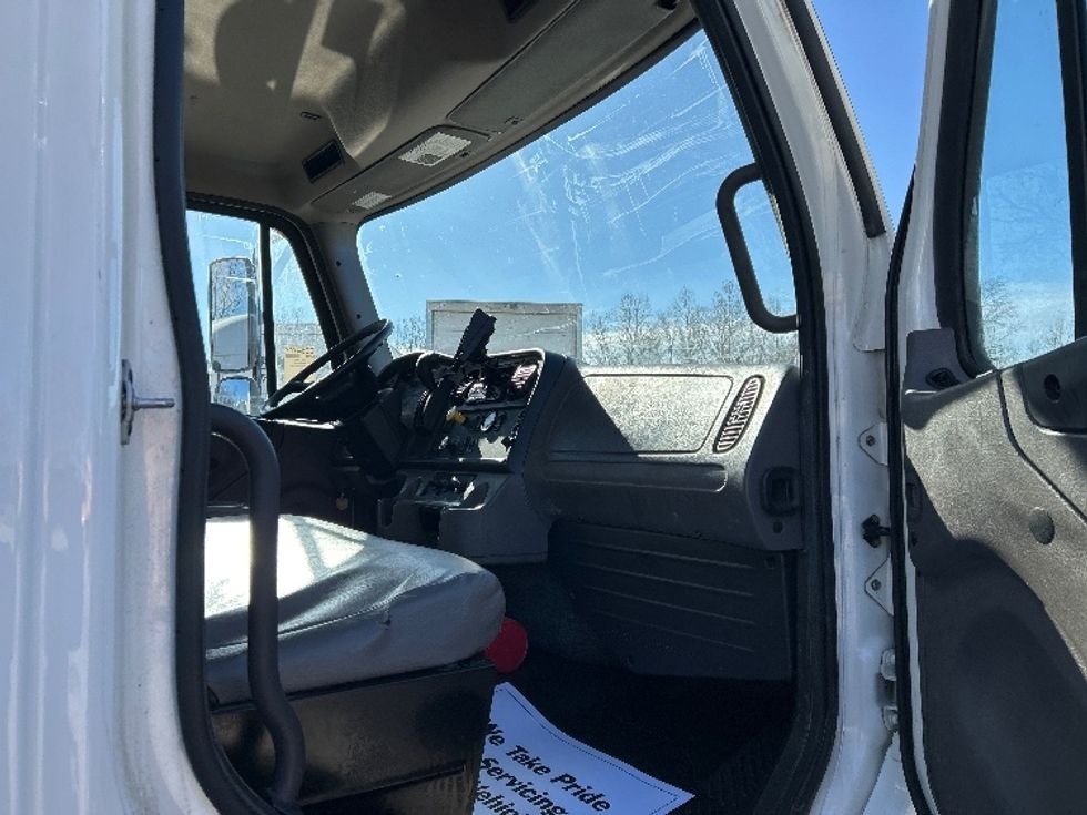 Medium Duty Box Truck-Light and Medium Duty Trucks-Freightliner-2019-M2-Poplar Bluff-MO-119,375\n\t\tmiles-$ 59,750 - Image 20