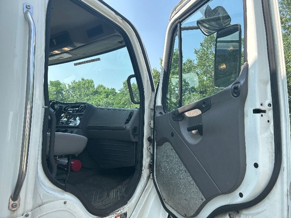Medium Duty Box Truck-Light and Medium Duty Trucks-Freightliner-2019-M2-Rochester-NY-174,643\n\t\tmiles-$ 34,500 - Image 20