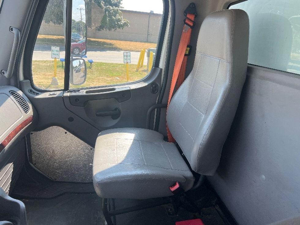 Medium Duty Box Truck-Light and Medium Duty Trucks-Freightliner-2019-M2-Rochester-NY-186,408\n\t\tmiles-$ 32,250 - Image 19