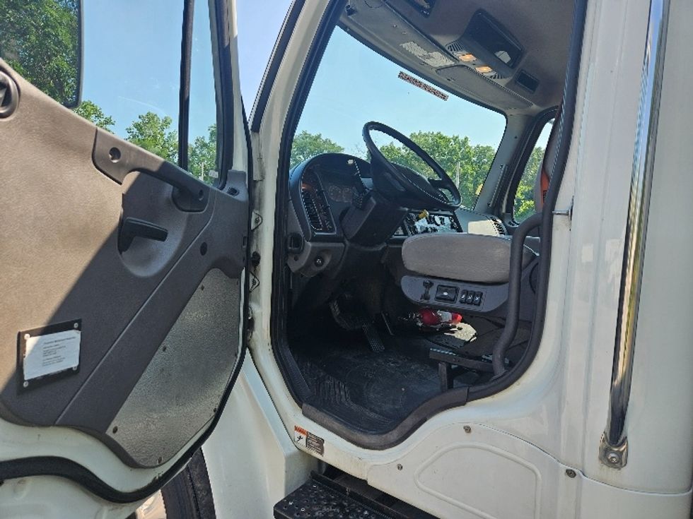 Medium Duty Box Truck-Light and Medium Duty Trucks-Freightliner-2019-M2-Rochester-NY-198,447\n\t\tmiles-$ 29,000 - Image 16