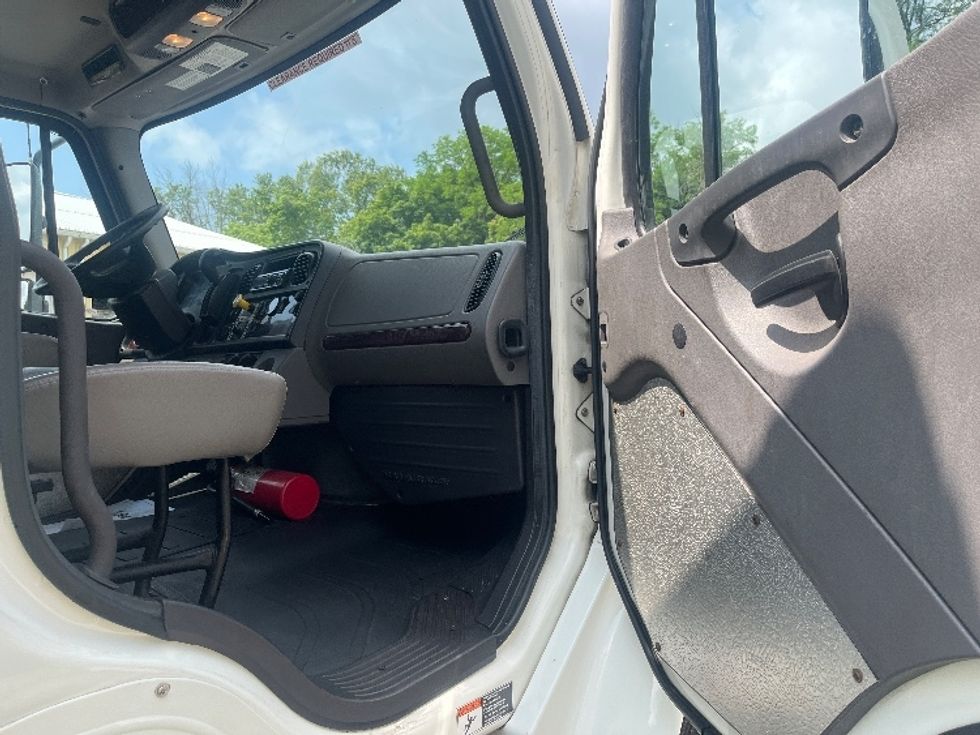 Medium Duty Box Truck-Light and Medium Duty Trucks-Freightliner-2019-M2-Rochester-NY-204,212\n\t\tmiles-$ 31,000 - Image 20