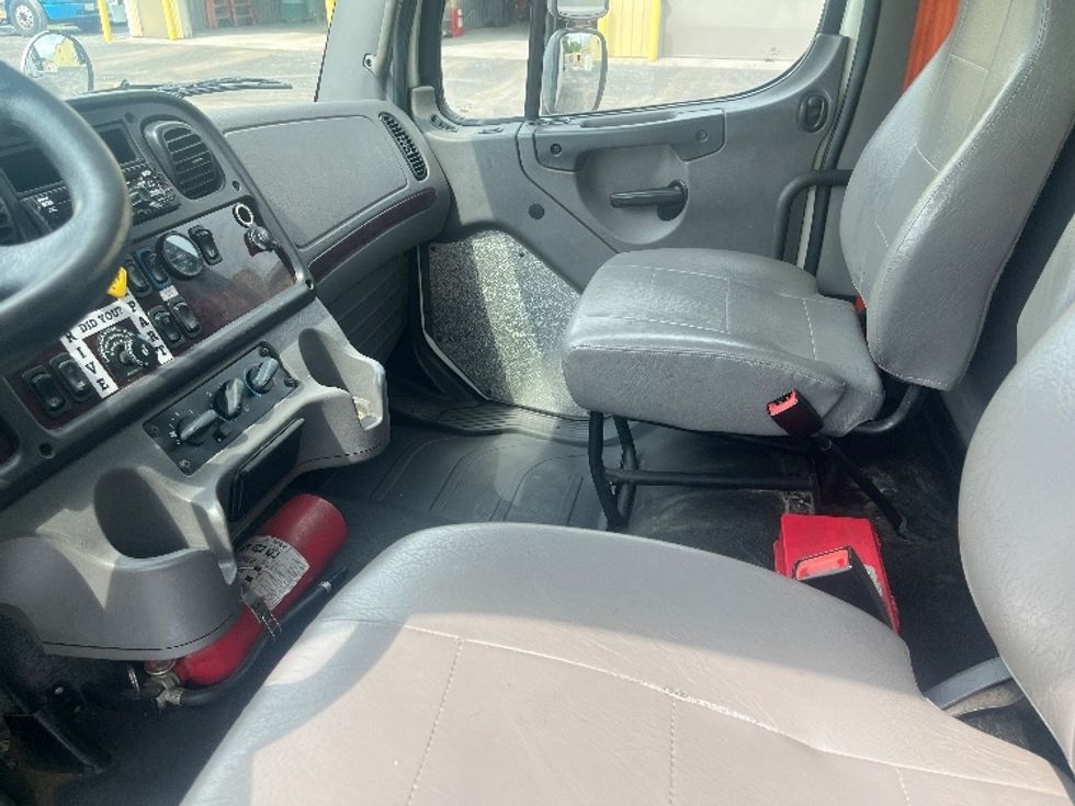 Medium Duty Box Truck-Light and Medium Duty Trucks-Freightliner-2019-M2-Rochester-NY-208,927\n\t\tmiles-$ 30,500 - Image 19