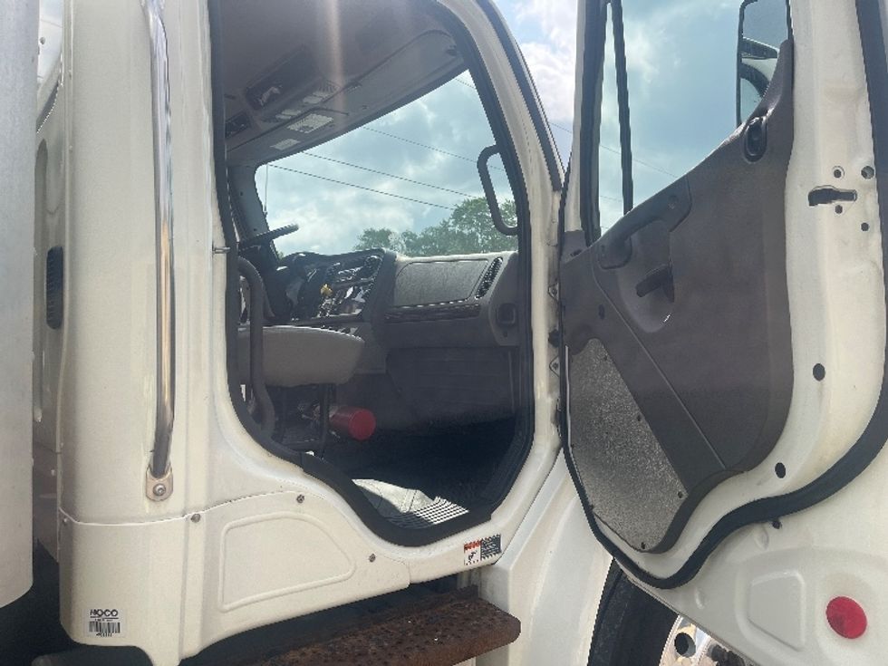 Medium Duty Box Truck-Light and Medium Duty Trucks-Freightliner-2019-M2-Rochester-NY-208,927\n\t\tmiles-$ 30,500 - Image 20