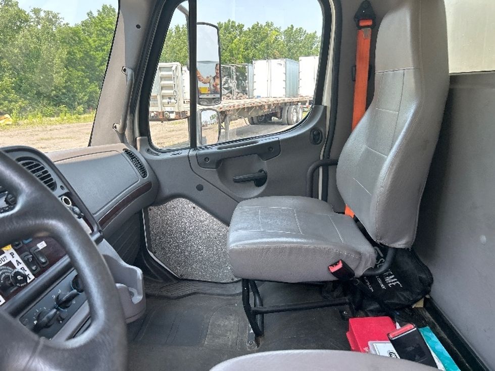 Medium Duty Box Truck-Light and Medium Duty Trucks-Freightliner-2019-M2-Rochester-NY-220,850\n\t\tmiles-$ 29,000 - Image 19