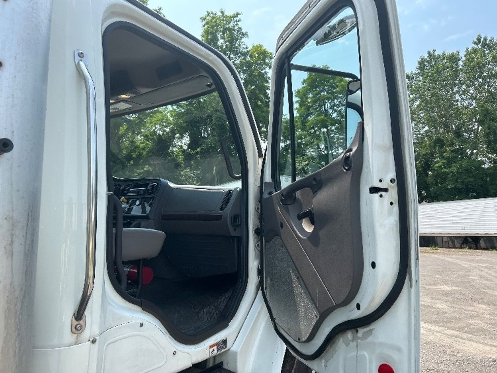 Medium Duty Box Truck-Light and Medium Duty Trucks-Freightliner-2019-M2-Rochester-NY-220,850\n\t\tmiles-$ 29,000 - Image 20