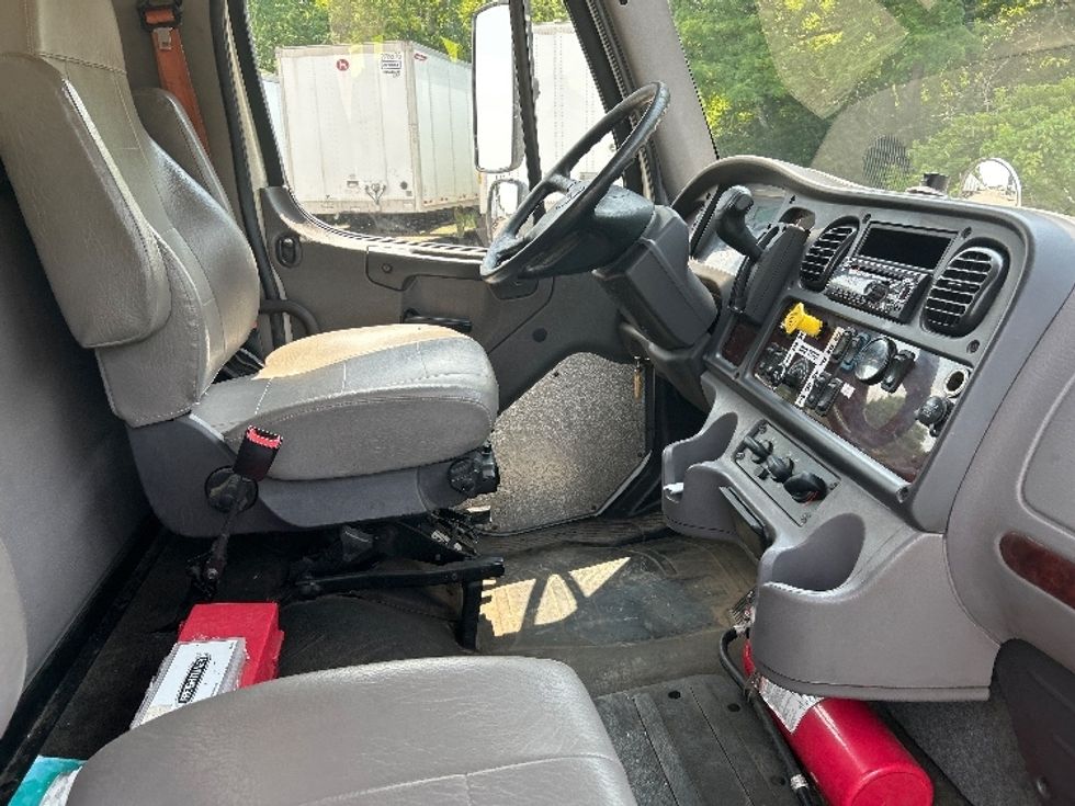 Medium Duty Box Truck-Light and Medium Duty Trucks-Freightliner-2019-M2-Rochester-NY-220,850\n\t\tmiles-$ 29,000 - Image 22