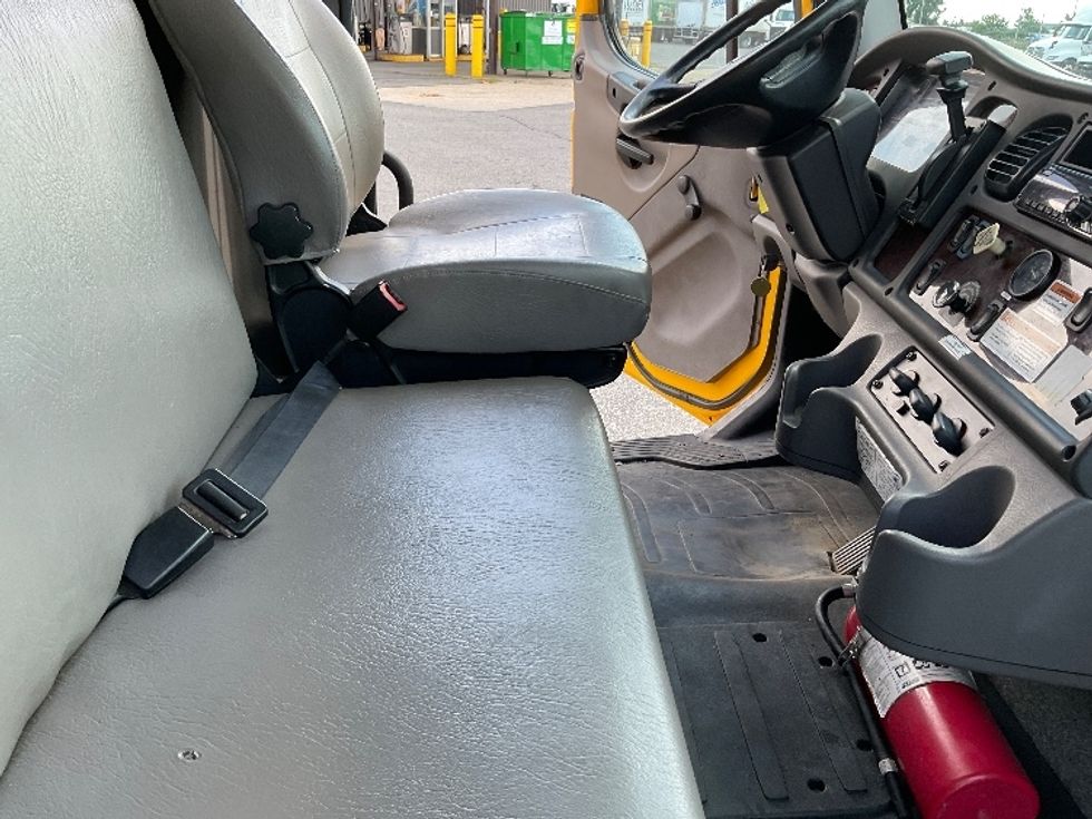 Medium Duty Box Truck-Light and Medium Duty Trucks-Freightliner-2019-M2-Saint Laurent-PQ-248,854\n\t\tkm-$ 62,500 - Image 22