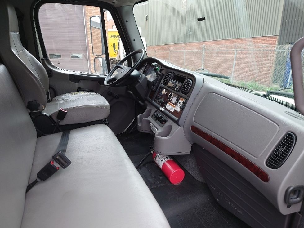 Medium Duty Box Truck-Light and Medium Duty Trucks-Freightliner-2019-M2-Scarborough-ON-231,275\n\t\tkm-$ 71,500 - Image 22