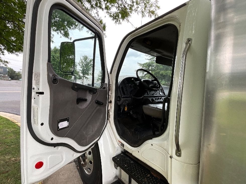 Medium Duty Box Truck-Light and Medium Duty Trucks-Freightliner-2019-M2-Sterling-VA-166,145\n\t\tmiles-$ 52,750 - Image 16