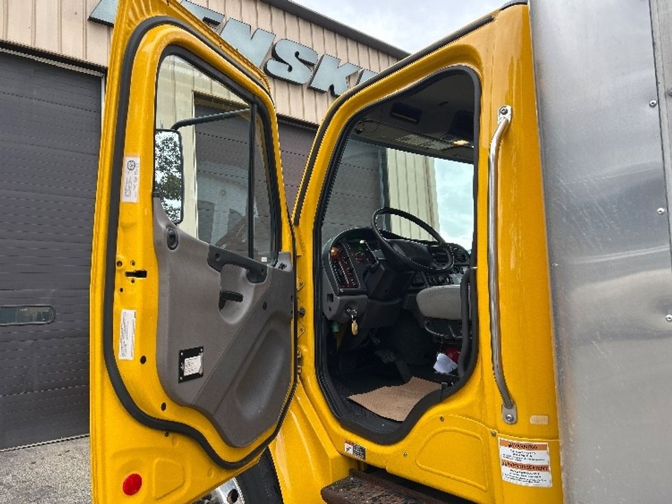 Medium Duty Box Truck-Light and Medium Duty Trucks-Freightliner-2019-M2-Surrey-BC-165,459\n\t\tkm-$ 74,750 - Image 16