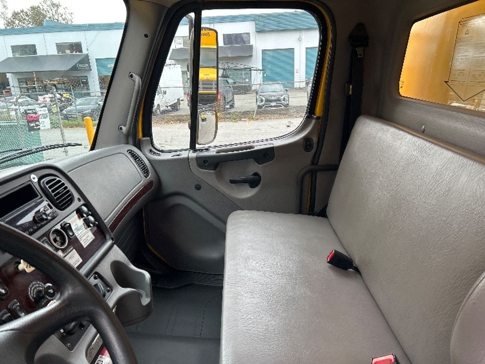Medium Duty Box Truck-Light and Medium Duty Trucks-Freightliner-2019-M2-Surrey-BC-165,459\n\t\tkm-$ 74,750 - Image 19