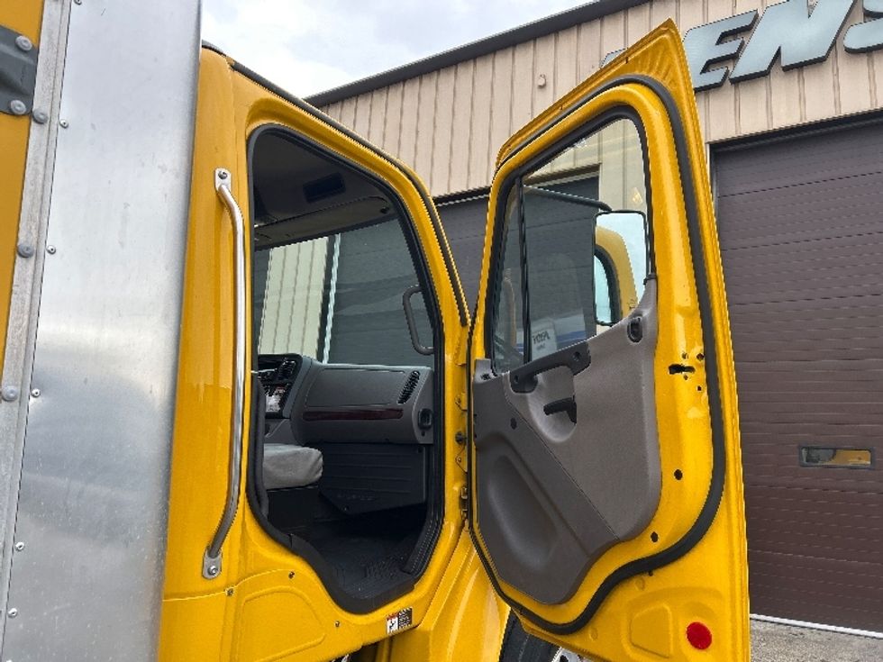 Medium Duty Box Truck-Light and Medium Duty Trucks-Freightliner-2019-M2-Surrey-BC-165,459\n\t\tkm-$ 74,750 - Image 20