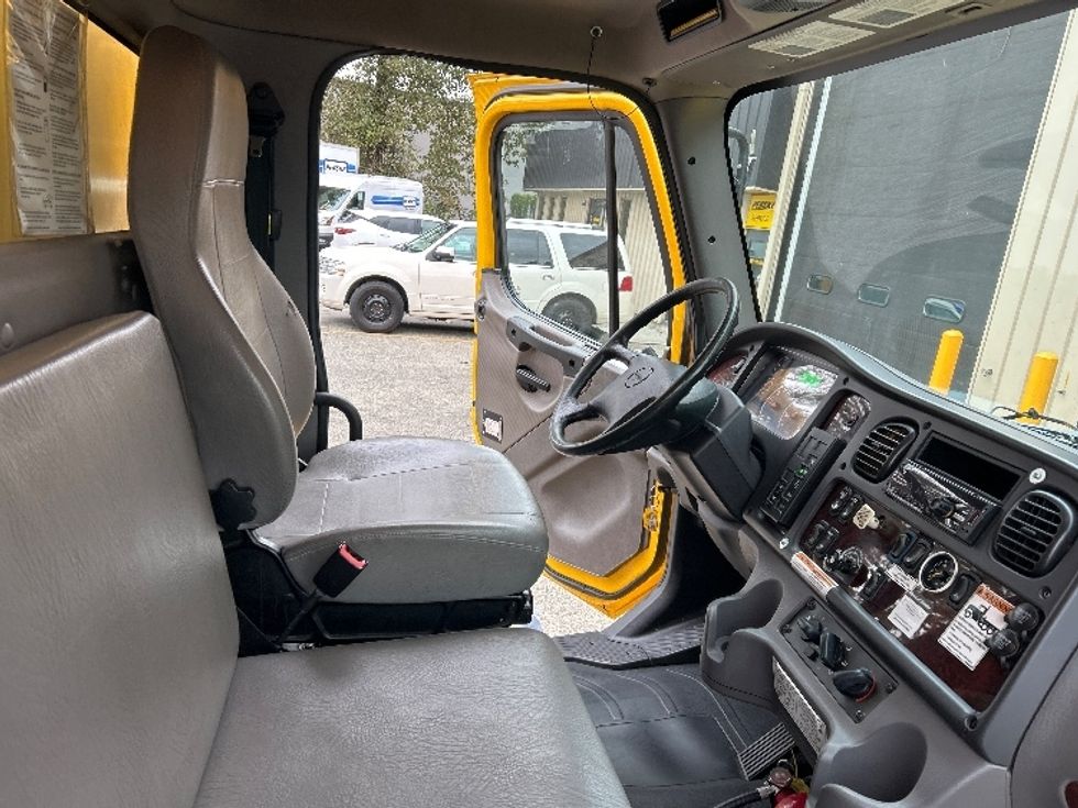 Medium Duty Box Truck-Light and Medium Duty Trucks-Freightliner-2019-M2-Surrey-BC-165,459\n\t\tkm-$ 74,750 - Image 22