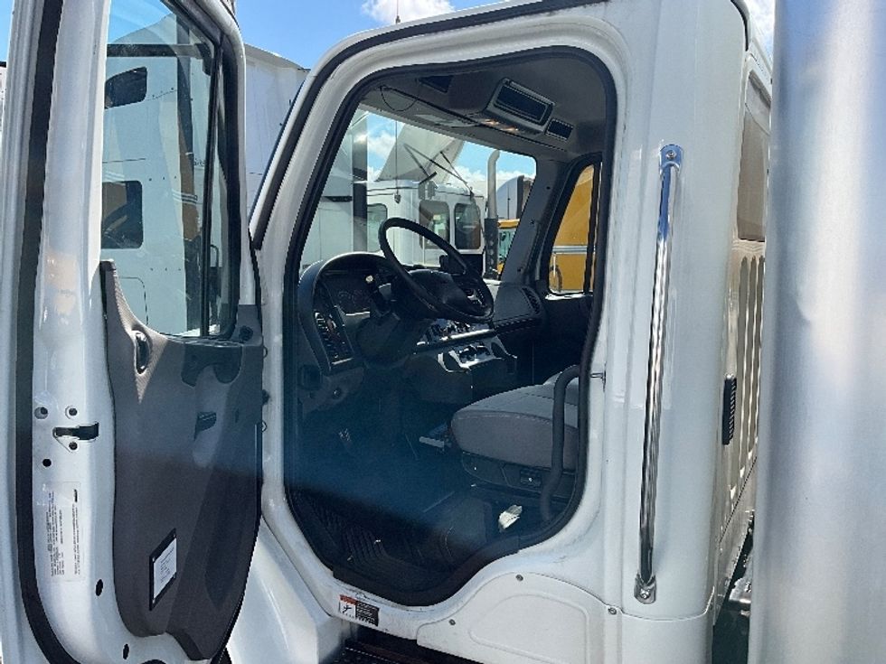 Medium Duty Box Truck-Light and Medium Duty Trucks-Freightliner-2019-M2-Tacoma-WA-147,076\n\t\tmiles-$ 55,750 - Image 24