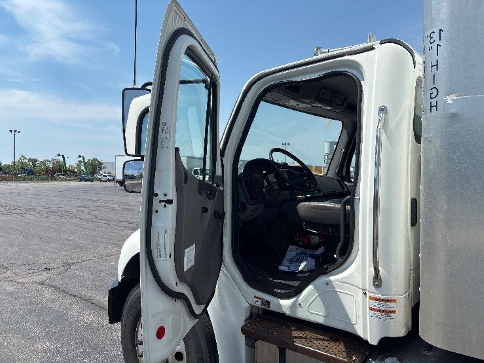 Medium Duty Box Truck-Light and Medium Duty Trucks-Freightliner-2019-M2-Toronto-ON-255,632\n\t\tkm-$ 61,000 - Image 16