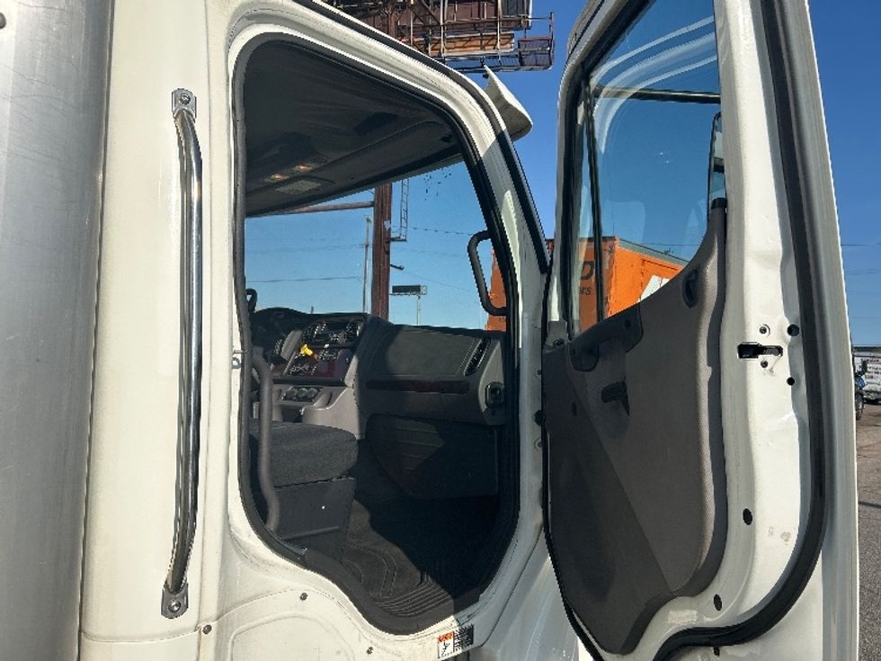 Medium Duty Box Truck-Light and Medium Duty Trucks-Freightliner-2019-M2-Torrance-CA-137,432\n\t\tmiles-$ 55,250 - Image 20