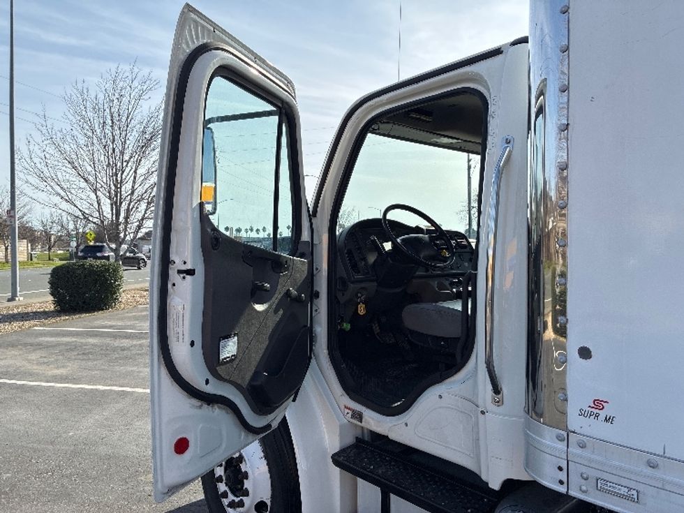 Medium Duty Box Truck-Light and Medium Duty Trucks-Freightliner-2019-M2-West Sacramento-CA-124,180\n\t\tmiles-$ 40,500 - Image 15