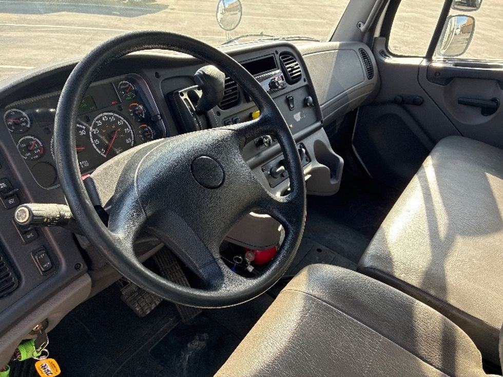 Medium Duty Box Truck-Light and Medium Duty Trucks-Freightliner-2019-M2-West Sacramento-CA-124,180\n\t\tmiles-$ 40,500 - Image 16