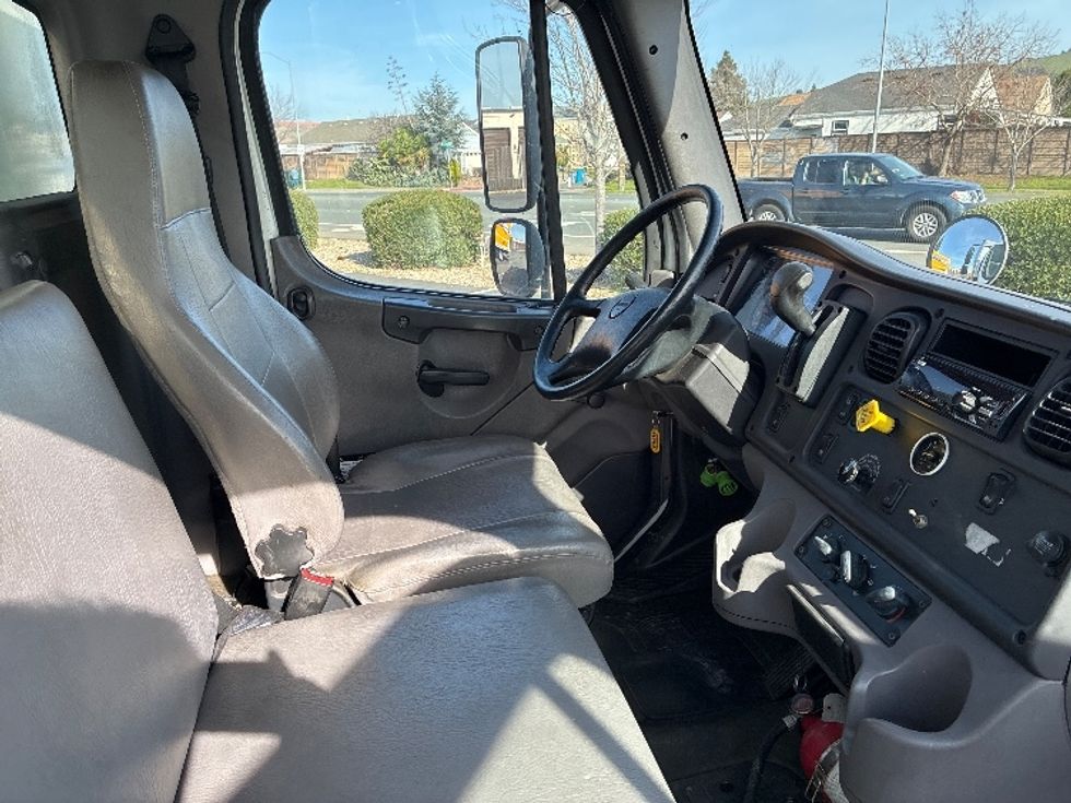 Medium Duty Box Truck-Light and Medium Duty Trucks-Freightliner-2019-M2-West Sacramento-CA-124,180\n\t\tmiles-$ 40,500 - Image 21