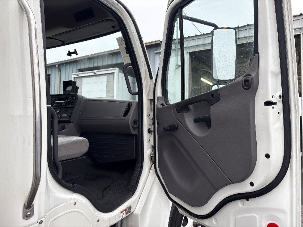 Medium Duty Box Truck-Light and Medium Duty Trucks-Freightliner-2019-M2-West Sacramento-CA-138,546\n\t\tmiles-$ 39,500 - Image 20
