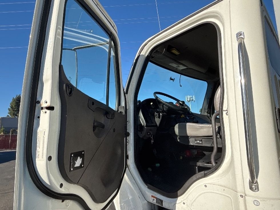 Medium Duty Box Truck-Light and Medium Duty Trucks-Freightliner-2019-M2-West Sacramento-CA-210,440\n\t\tmiles-$ 44,750 - Image 16