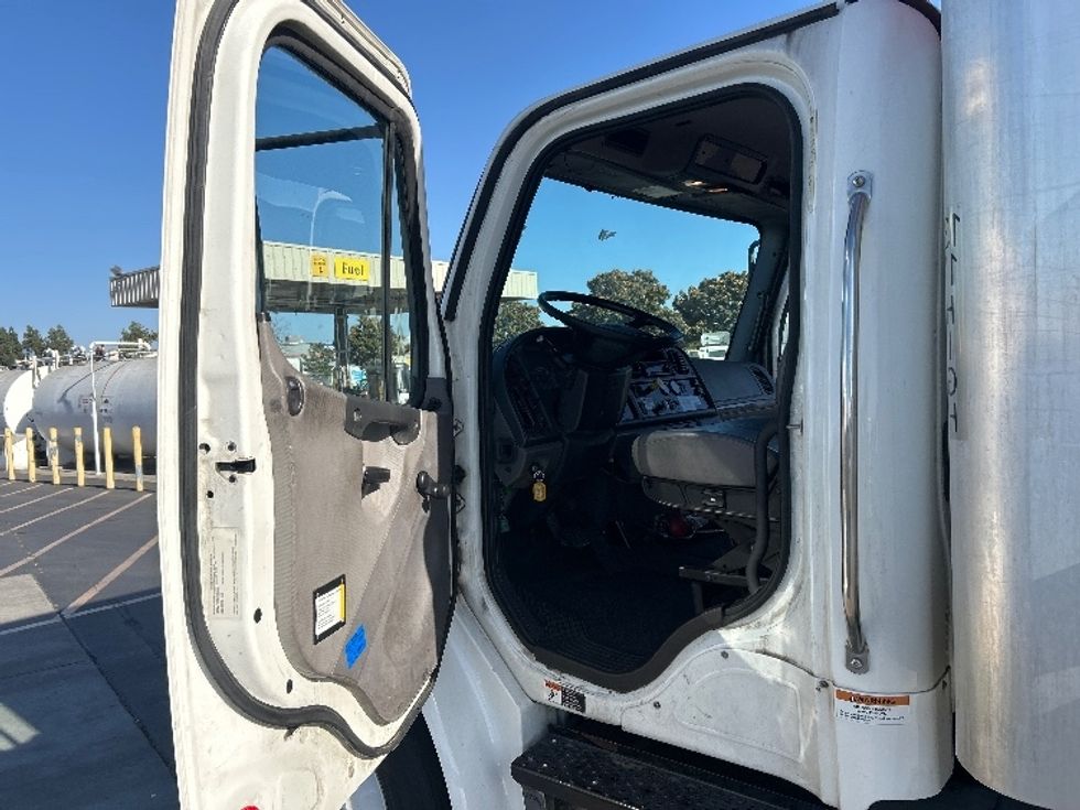 Medium Duty Box Truck-Light and Medium Duty Trucks-Freightliner-2019-M2-West Sacramento-CA-238,149\n\t\tmiles-$ 51,500 - Image 16