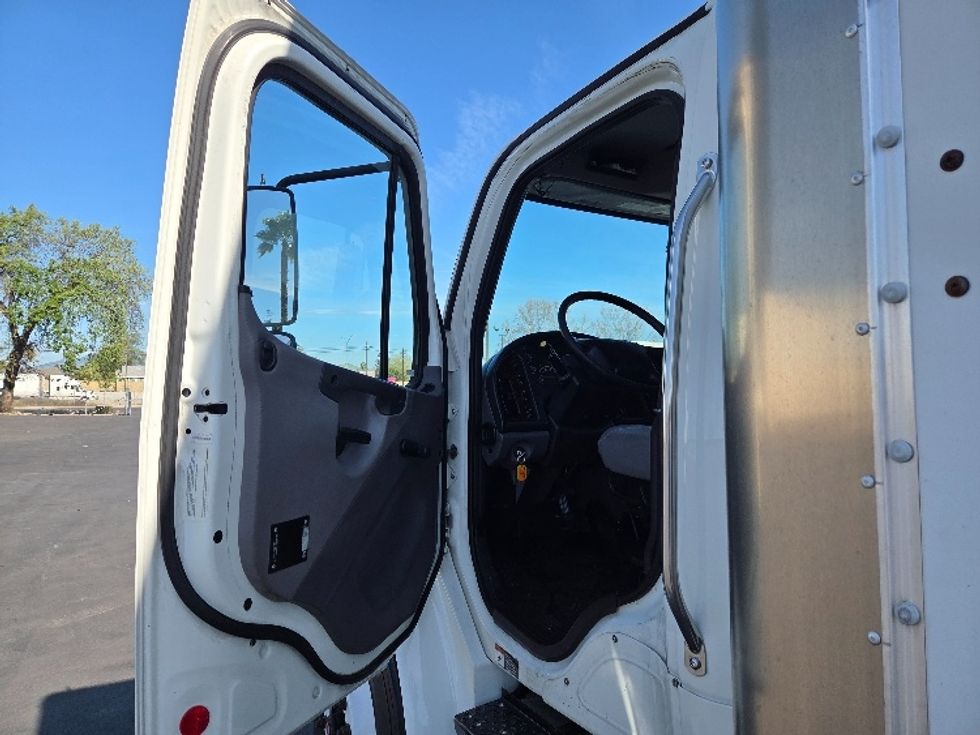 Medium Duty Box Truck-Light and Medium Duty Trucks-Freightliner-2019-M2-West Sacramento-CA-255,166\n\t\tmiles-$ 34,750 - Image 16