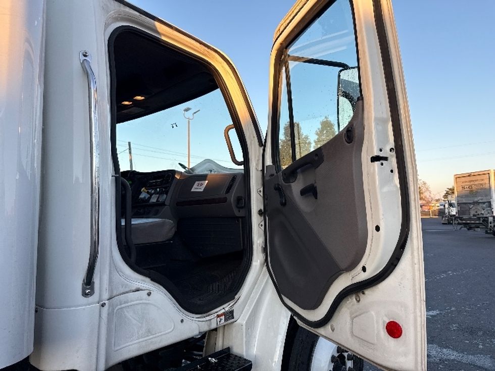 Medium Duty Box Truck-Light and Medium Duty Trucks-Freightliner-2019-M2-West Sacramento-CA-289,103\n\t\tmiles-$ 34,750 - Image 20