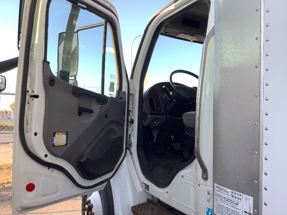 Medium Duty Box Truck-Light and Medium Duty Trucks-Freightliner-2019-M2-Winnipeg-MB-133,578\n\t\tkm-$ 69,500 - Image 16