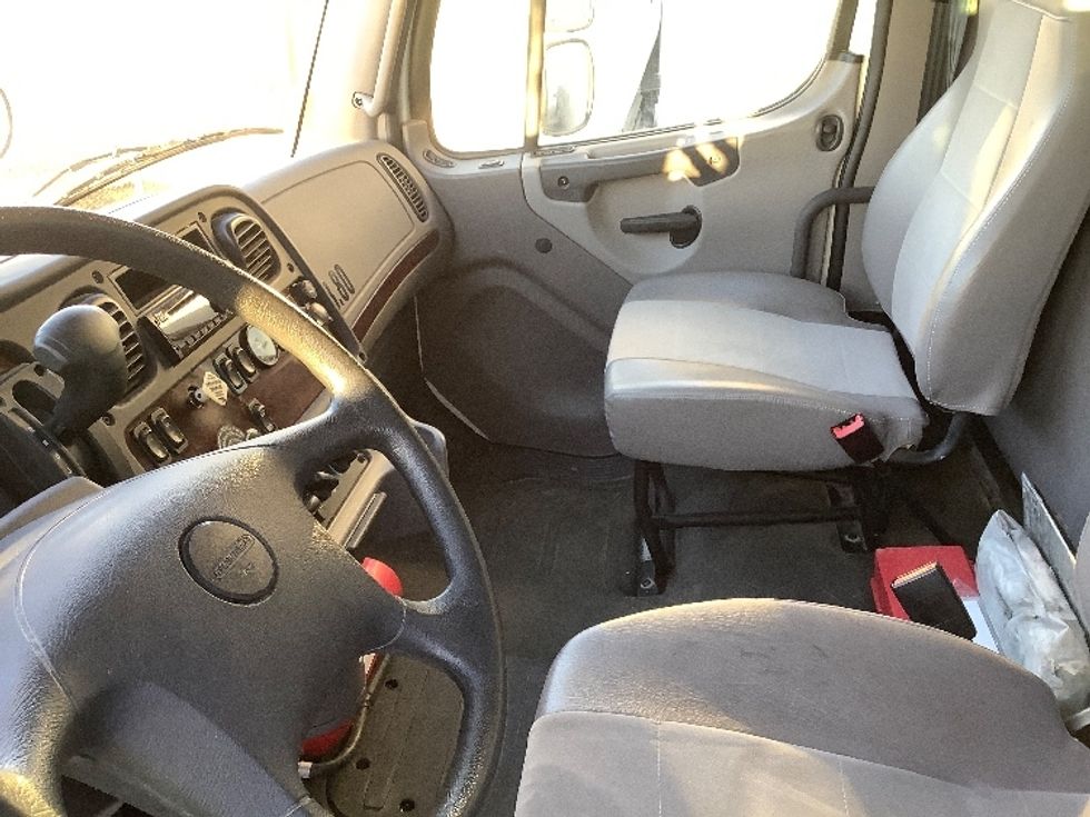 Medium Duty Box Truck-Light and Medium Duty Trucks-Freightliner-2019-M2-Winnipeg-MB-133,578\n\t\tkm-$ 69,500 - Image 19