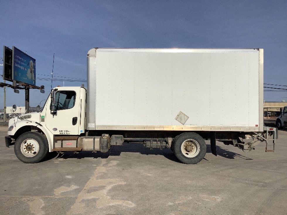 Medium Duty Box Truck-Light and Medium Duty Trucks-Freightliner-2019-M2-Winnipeg-MB-133,578\n\t\tkm-$ 69,500 - Image 4