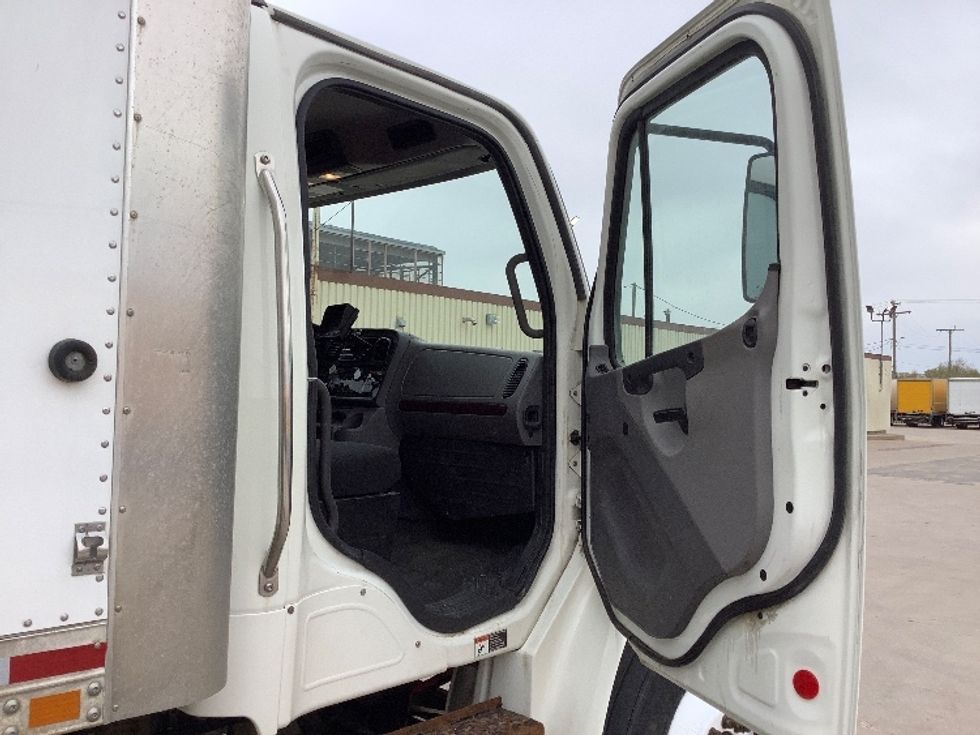 Medium Duty Box Truck-Light and Medium Duty Trucks-Freightliner-2019-M2-Winnipeg-MB-294,794\n\t\tkm-$ 62,000 - Image 20