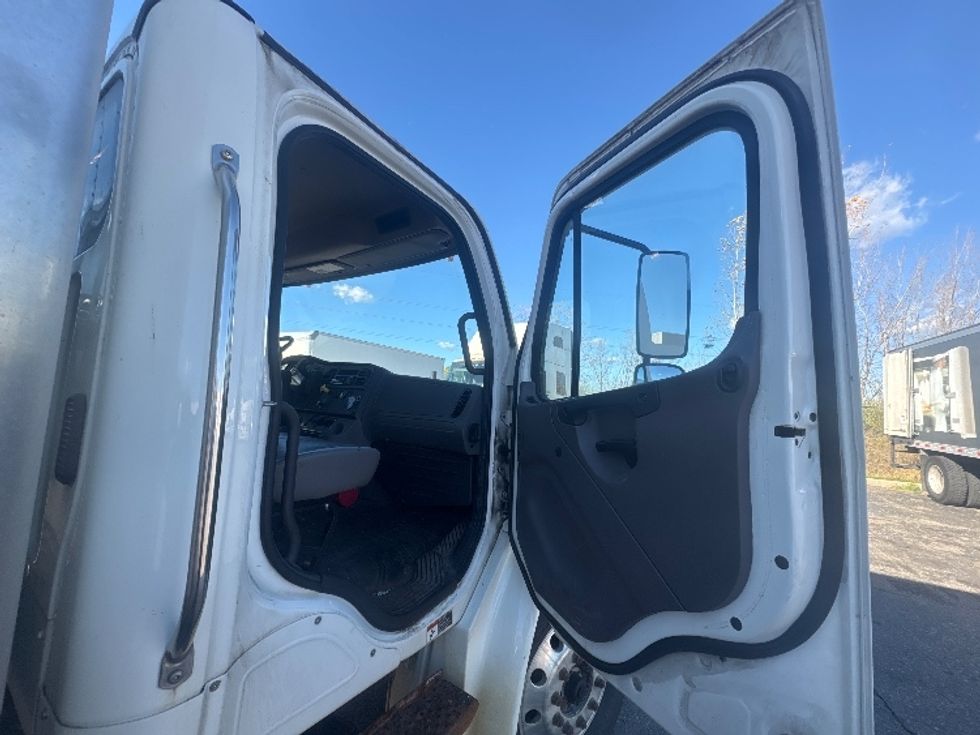 Medium Duty Box Truck-Light and Medium Duty Trucks-Freightliner-2019-M2-Wixom-MI-217,453\n\t\tmiles-$ 45,250 - Image 20