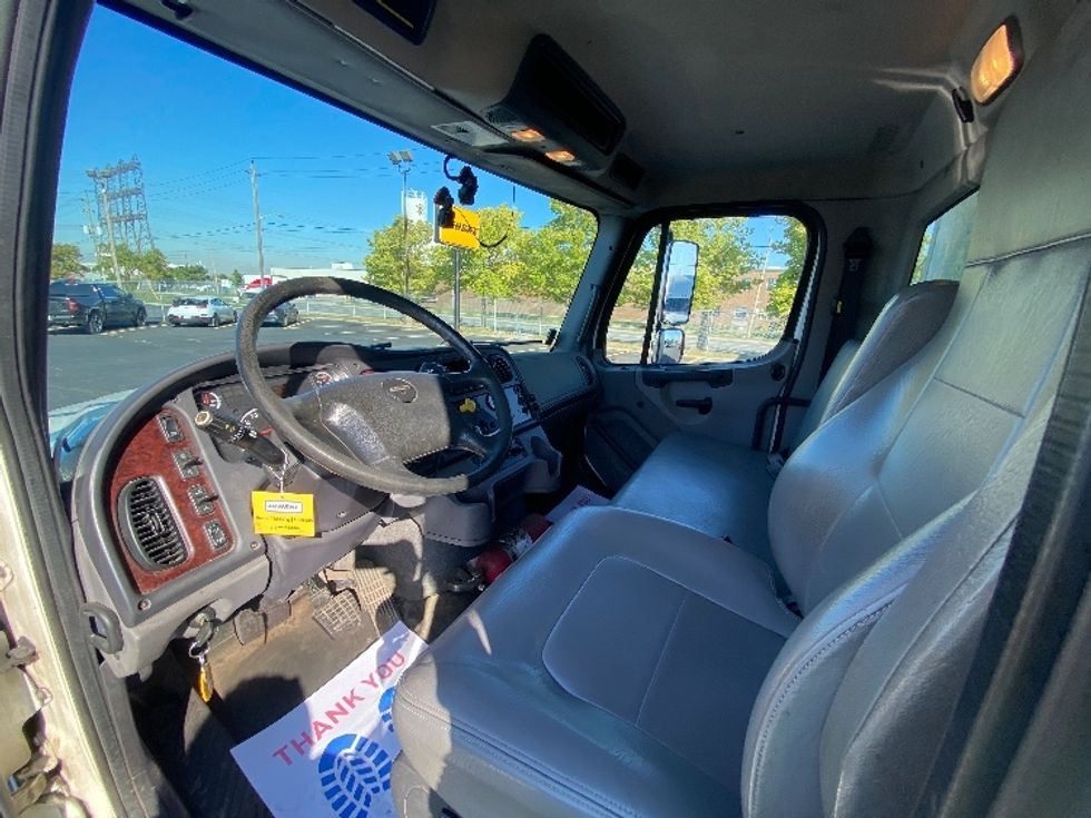 Medium Duty Box Truck-Light and Medium Duty Trucks-Freightliner-2019-M211242S-Mississauga-ON-553,099\n\t\tkm-$ 83,500 - Image 17