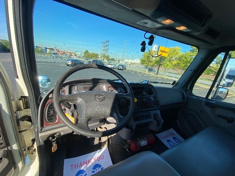Medium Duty Box Truck-Light and Medium Duty Trucks-Freightliner-2019-M211242S-Mississauga-ON-553,099\n\t\tkm-$ 83,500 - Image 18