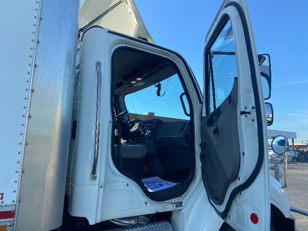Medium Duty Box Truck-Light and Medium Duty Trucks-Freightliner-2019-M211242S-Mississauga-ON-553,099\n\t\tkm-$ 83,500 - Image 20