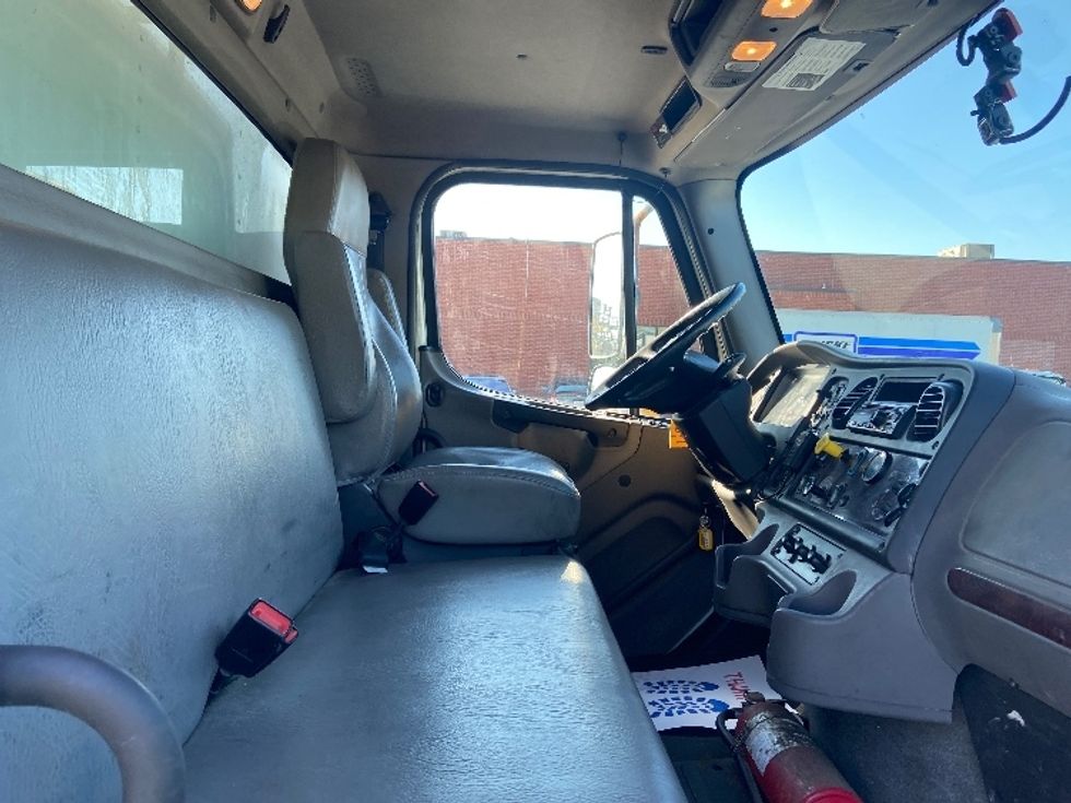 Medium Duty Box Truck-Light and Medium Duty Trucks-Freightliner-2019-M211242S-Mississauga-ON-553,099\n\t\tkm-$ 83,500 - Image 22