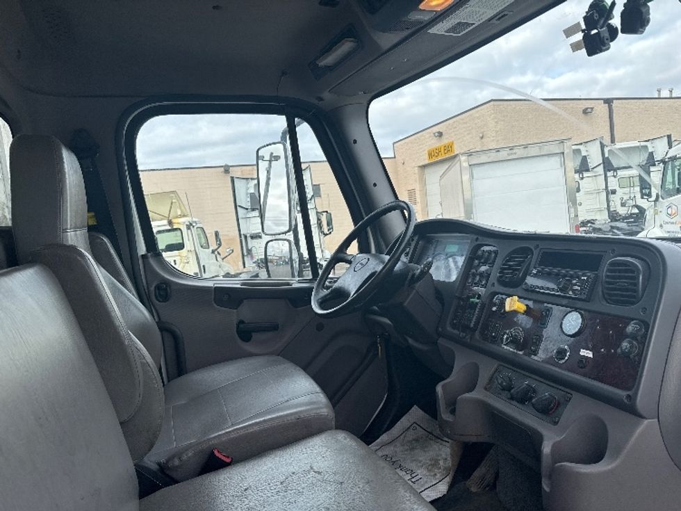 Medium Duty Box Truck-Light and Medium Duty Trucks-Freightliner-2019-M211242S-Mississauga-ON-674,704\n\t\tkm-$ 76,000 - Image 22