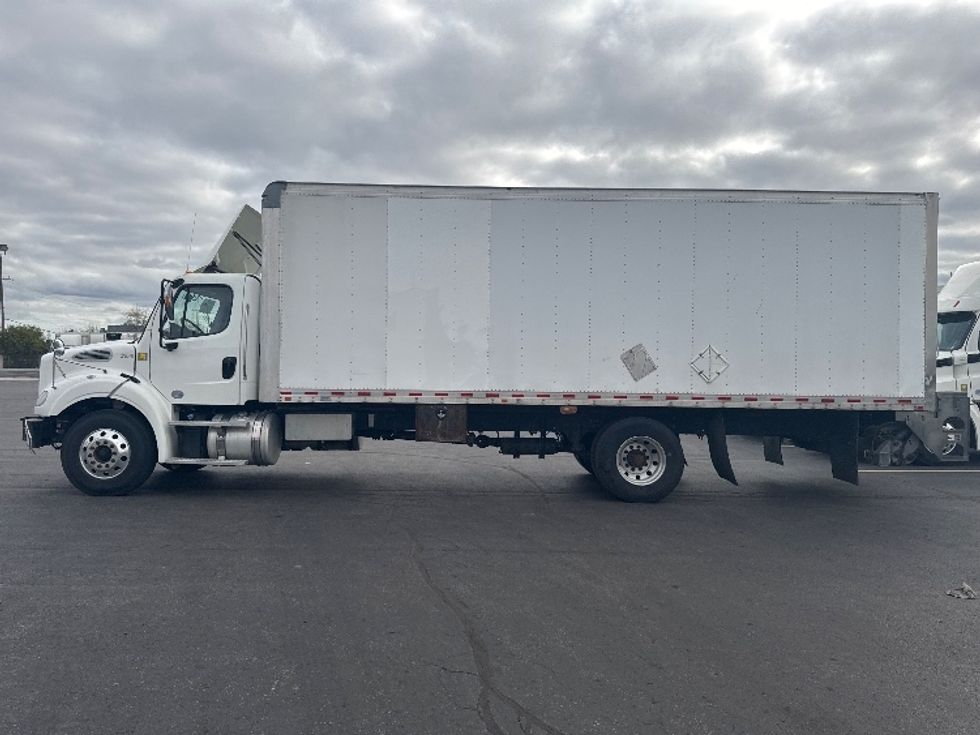 Medium Duty Box Truck-Light and Medium Duty Trucks-Freightliner-2019-M211242S-Mississauga-ON-674,704\n\t\tkm-$ 76,000 - Image 4