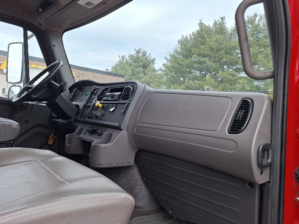 Medium Duty Box Truck-Light and Medium Duty Trucks-Freightliner-2019-M211264S-Londonderry-NH-205,494\n\t\tmiles-$ 82,500 - Image 21