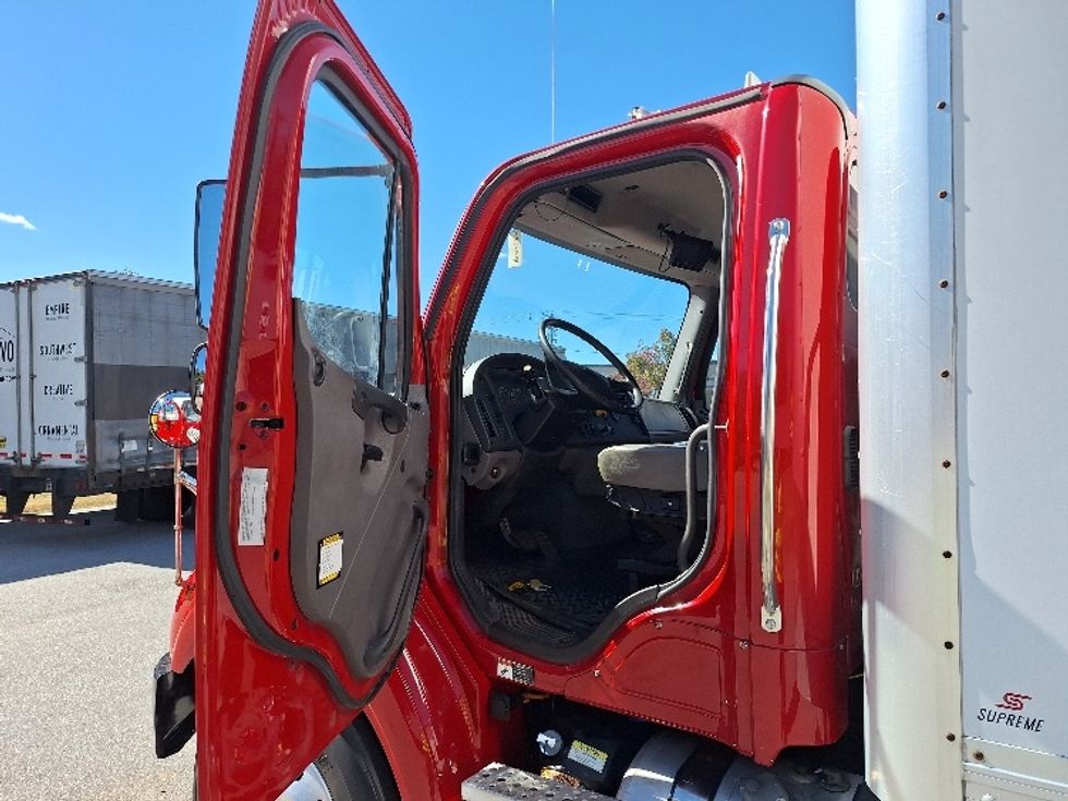 Medium Duty Box Truck-Light and Medium Duty Trucks-Freightliner-2019-M211264S-Londonderry-NH-216,287\n\t\tmiles-$ 82,000 - Image 16