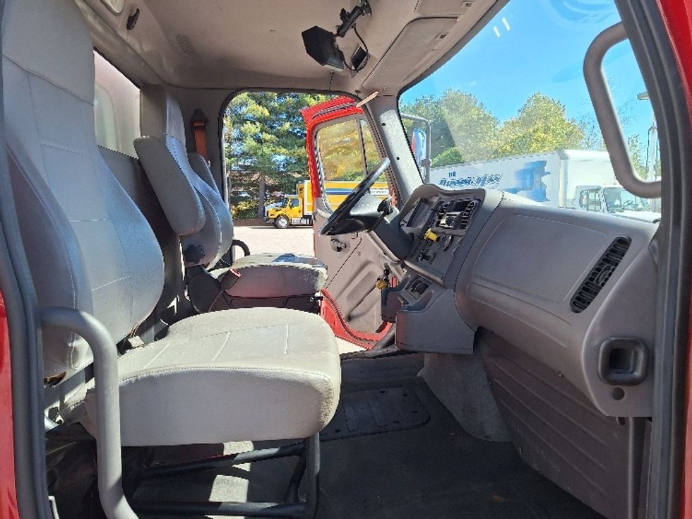 Medium Duty Box Truck-Light and Medium Duty Trucks-Freightliner-2019-M211264S-Londonderry-NH-216,287\n\t\tmiles-$ 82,000 - Image 22
