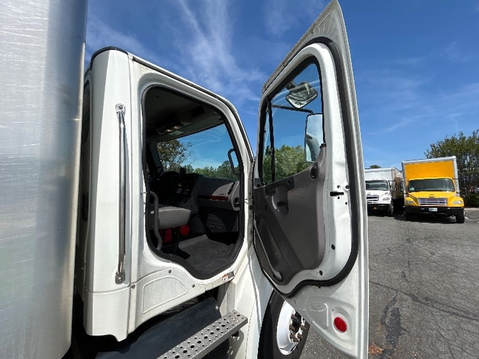 Medium Duty Box Truck-Light and Medium Duty Trucks-Freightliner-2019-M211264S-Prince George-VA-241,461\n\t\tmiles-$ 81,000 - Image 19